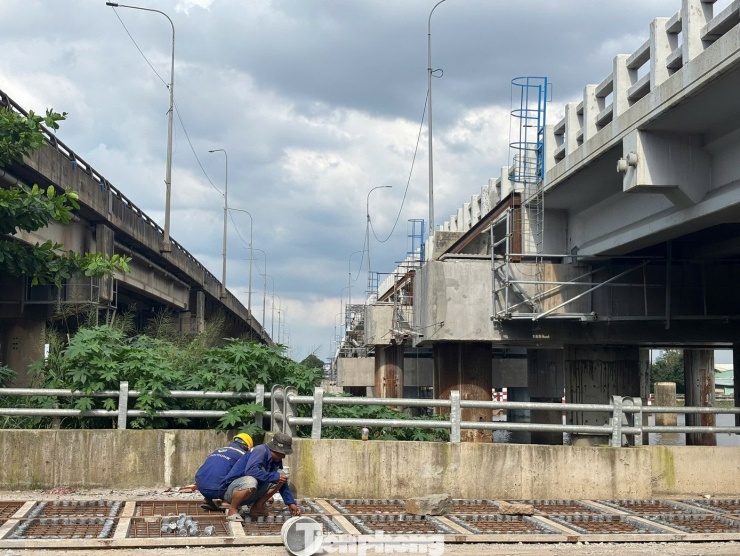 ‘Thần đèn’ kích nâng cầu Bình Phước 1 trên quốc lộ 1 - 1