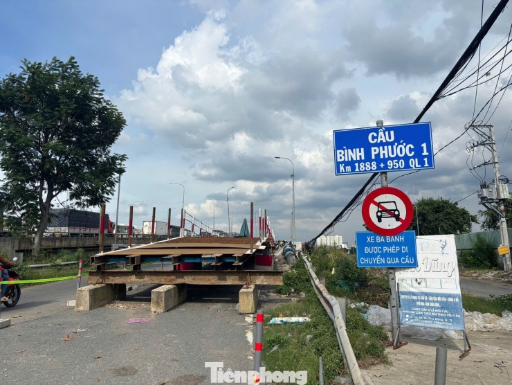 ‘Thần đèn’ kích nâng cầu Bình Phước 1 trên quốc lộ 1 - 4