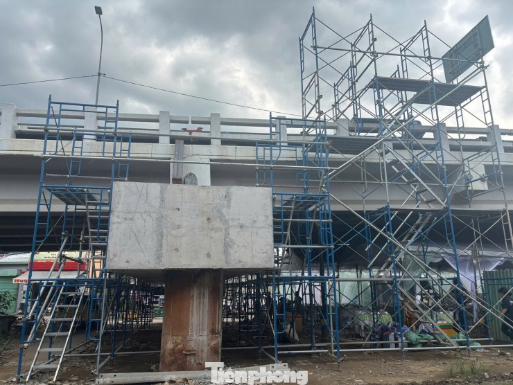 ‘Thần đèn’ kích nâng cầu Bình Phước 1 trên quốc lộ 1 - 3