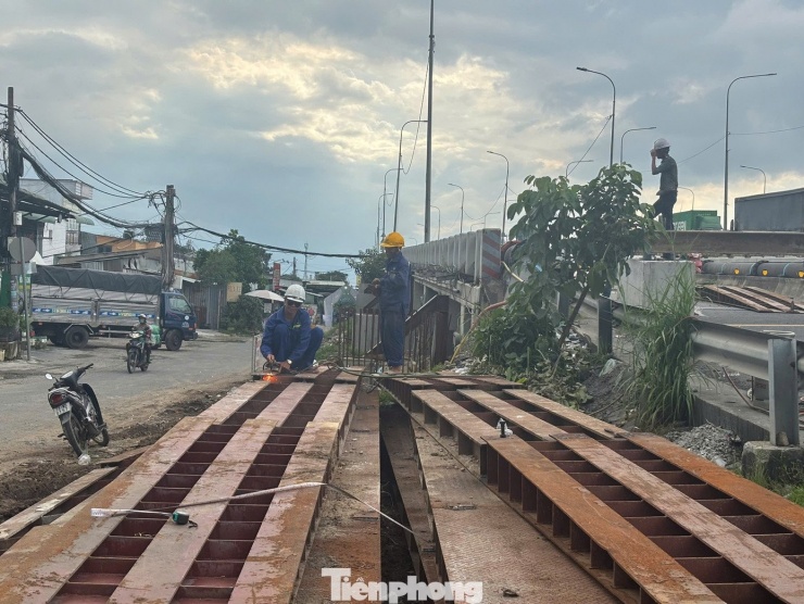 ‘Thần đèn’ kích nâng cầu Bình Phước 1 trên quốc lộ 1 - 6