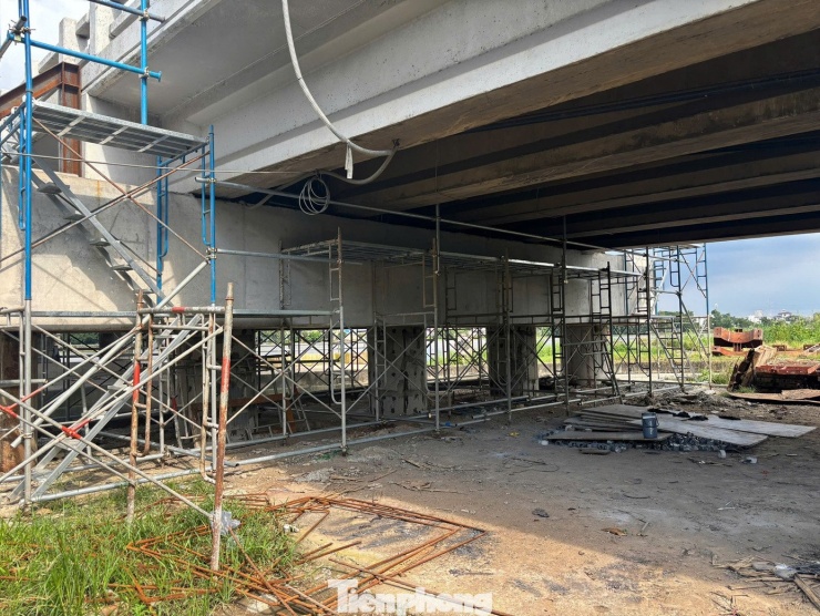 ‘Thần đèn’ kích nâng cầu Bình Phước 1 trên quốc lộ 1 - 7