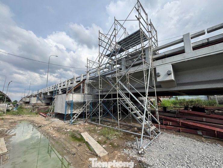 ‘Thần đèn’ kích nâng cầu Bình Phước 1 trên quốc lộ 1 - 9