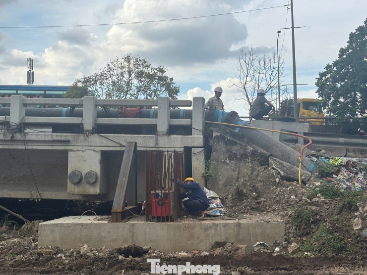 ‘Thần đèn’ kích nâng cầu Bình Phước 1 trên quốc lộ 1 - 11