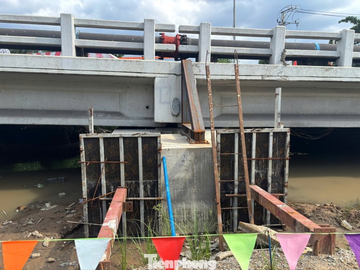 ‘Thần đèn’ kích nâng cầu Bình Phước 1 trên quốc lộ 1 - 13