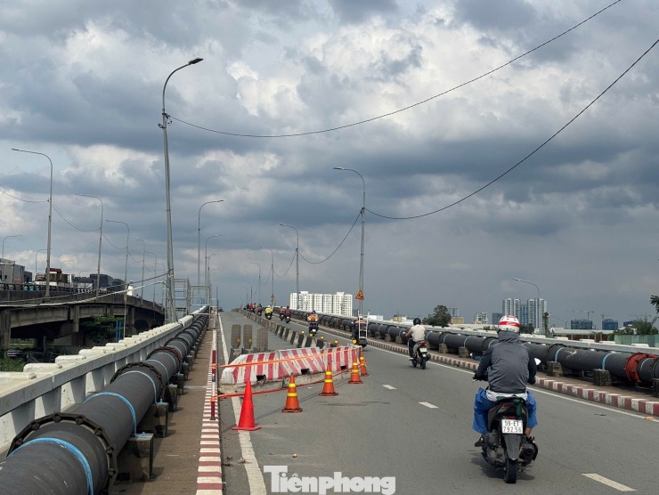 ‘Thần đèn’ kích nâng cầu Bình Phước 1 trên quốc lộ 1 - 14