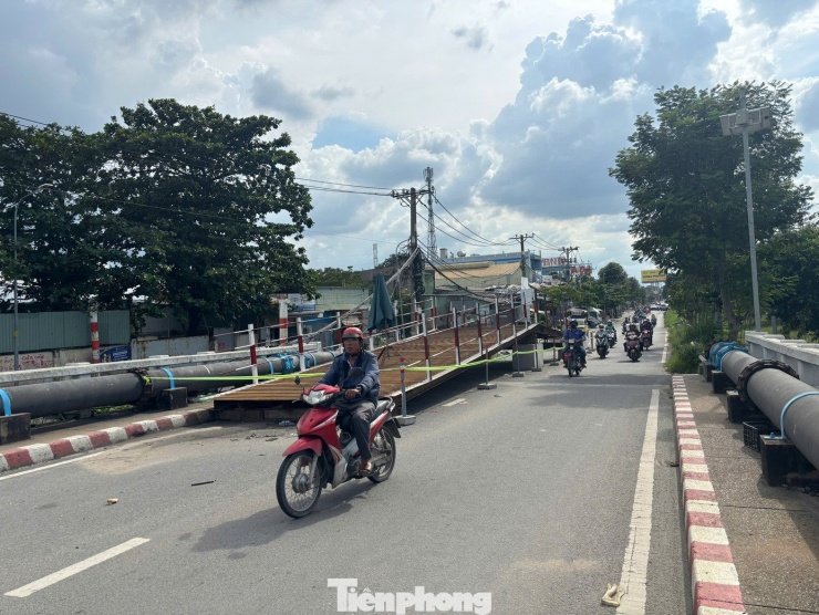 ‘Thần đèn’ kích nâng cầu Bình Phước 1 trên quốc lộ 1 - 16