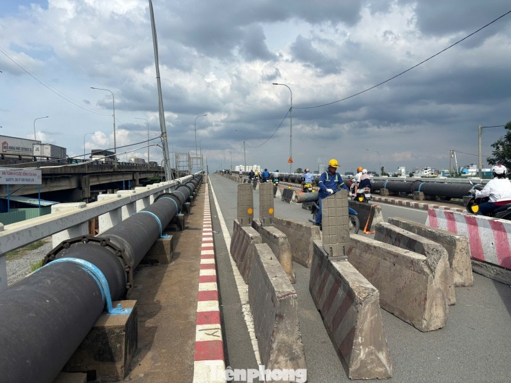 ‘Thần đèn’ kích nâng cầu Bình Phước 1 trên quốc lộ 1 - 15