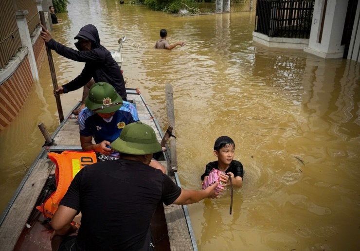 Cơ quan chức năng tiếp lương thực cho các khu vực bị lũ chia cắt tại Hà Tĩnh trong cơn bão Bualoi. Ảnh: Hoài Nam