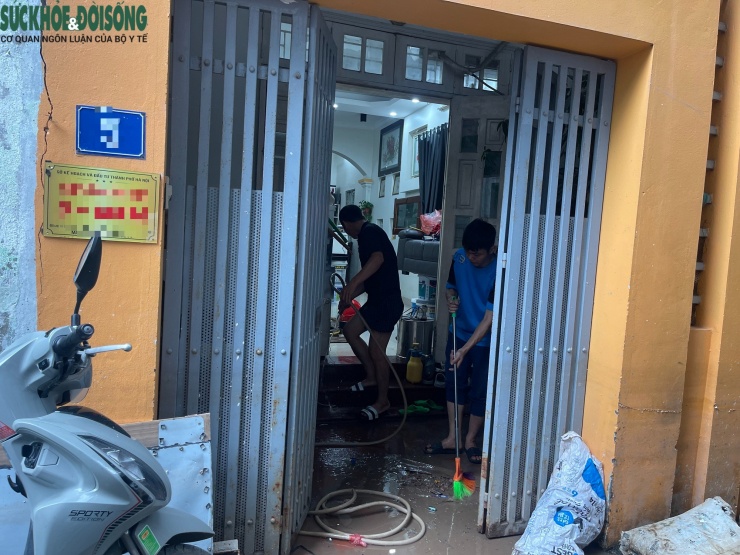 Hà Nội: Sau một tuần ngập lụt, phố Miêu Nha dần trở lại nhịp sống thường ngày - 1
