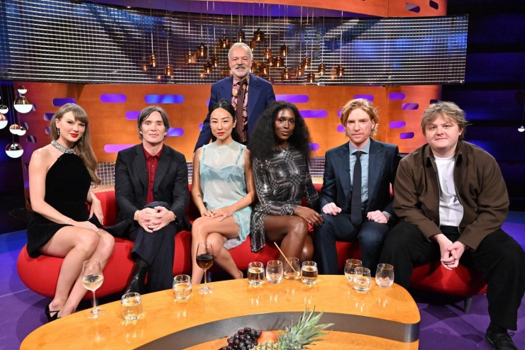 Taylor Swift xuất hiện trong chương trình The Graham Norton Show.