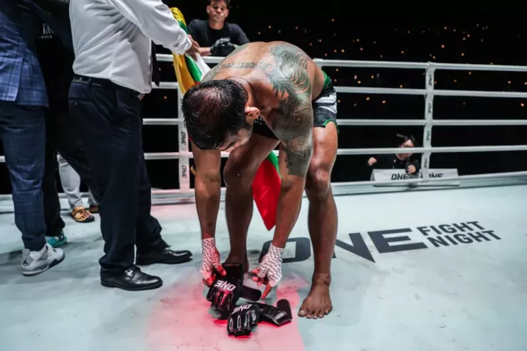 Sau cú TKO từ Zebaztian Kadestam, Aung La N Sang tuyên bố "treo găng" về với gia đình. Ảnh: B.P