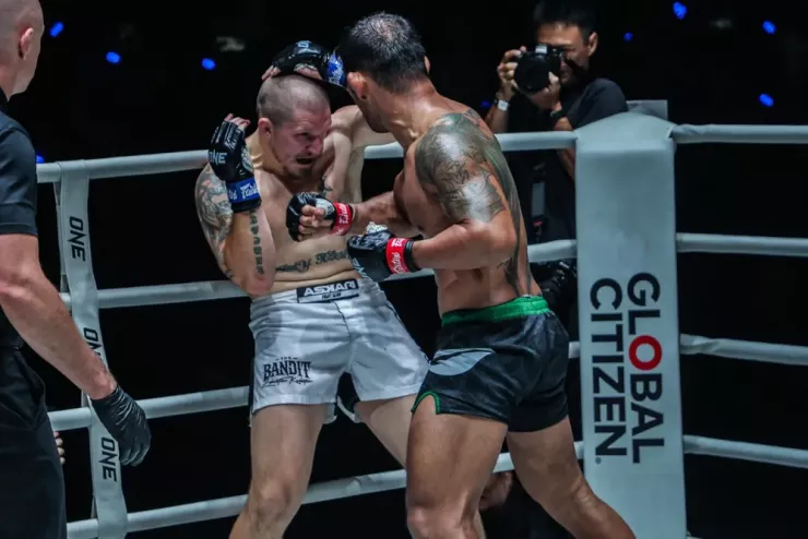 Zebaztian Kadestam (quần xám trắng) hạ TKO Aung La N Sang. Ảnh:B.P