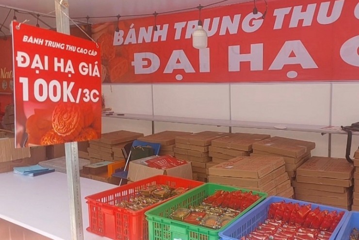 Chưa qua ngày Rằm tháng Tám, bánh Trung thu “đại hạ giá” khắp nơi, chỉ còn từ 10 nghìn đồng/chiếc