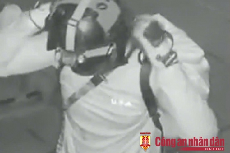 Hình ảnh đối tượng Lê Sỹ Tùng thời điểm gây án do camera ghi lại.