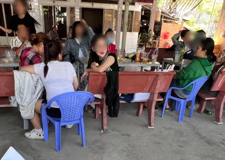 Nhiều người được mời về trụ sở Công an xã Xuân Thới Sơn để phục vụ việc xác minh, làm rõ. Ảnh: NT