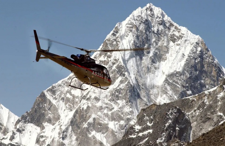 Người dân địa phương và các đội cứu hộ đã được triển khai để giúp dọn tuyết. (Nguồn: AFP)