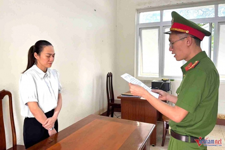 Lê Thị Cẩm Chi nghe đọc lệnh khởi tố. Ảnh: HD