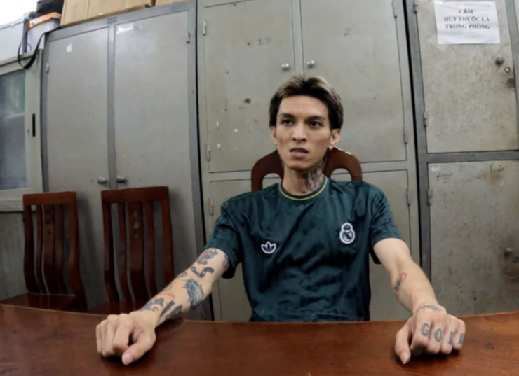 Rapper Bình 'Gold' tại cơ quan công an. Ảnh: CACC