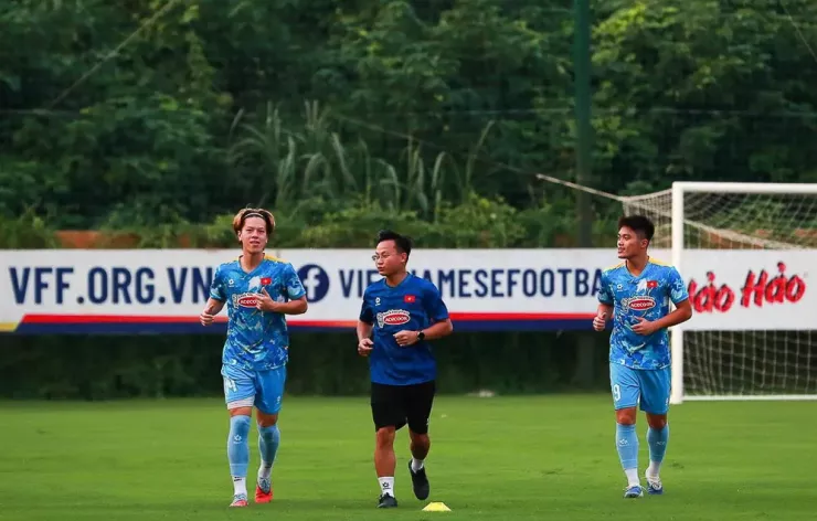 Tiền vệ Việt kiều Lê Viktor hào hứng trong buổi tập đầu tiên. Ảnh: VFF.