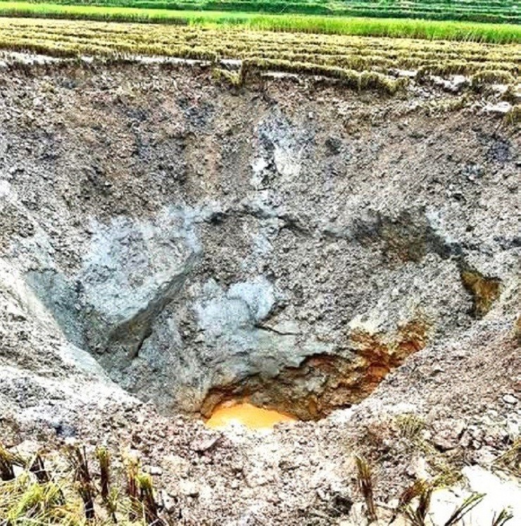 Hố sụt có diện tích khoảng 100m2, miệng sâu ước chừng 10m