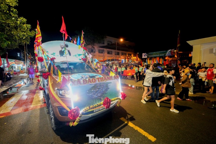 Dù cơn mưa còn đọng nước, nụ cười vẫn nở trên môi khi đoàn rước khởi hành, những chiếc đèn lồng sáng rực nối liền niềm vui của người dân vùng biển.