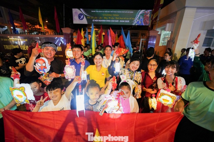 Dẫn đầu đoàn rước là bà Võ Thị Diễm Phượng (áo hoa, thứ 3 từ phải sang), Phó Chủ tịch UBND xã Cần Giờ, Trưởng Ban Tổ chức lễ hội Nghinh Ông, cùng các thành viên Hội Điện ảnh TPHCM được vây quanh bởi gần 350 em học sinh tiểu học, trung học.
