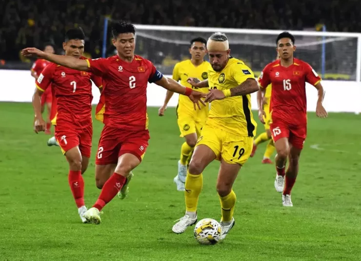 Tiền đạo Holgado cùng 6 ngoại binh nhập tịch khác bị FIFA treo giò 12 tháng vì lỗi gian lận giấy tờ. Ảnh: CCT.
