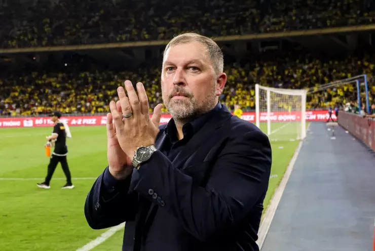 HLV Peter Cklamovski đang gặp nhiều khó khăn vì đội hình xáo trộn của Malaysia. Ảnh: CCT.