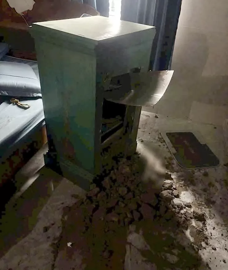 Qua khám nghiệm hiện trường công an xác định hung thủ đã dùng đồ dùng đập phá két sắt của gia đình bị hại để lấy tài sản.