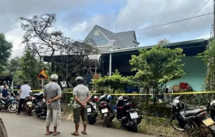 Trước đó, sáng ngày 3-10 người dân phát hiện 3 nạn nhân tử vong, gồm ông Đỗ Duy T (47 tuổi, chủ nhà), cháu Đỗ Tiến Th (11 tuổi, cháu ngoại ông T) và bà Chu Hồng H (48 tuổi, vợ ông T) tử vong tại nhà riêng, trên cơ thể có nhiều vết thương chảy máu.