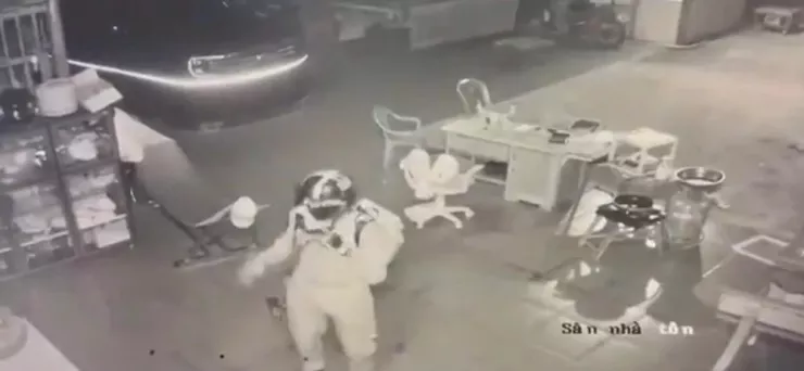 Trích xuất camera của gia đình vào thời điểm xảy ra vụ án, xác định có một người đàn ông đội mũ bảo hiểm, trùm kín mặt, đeo khẩu trang xuất hiện trong sân nhà nạn nhân.