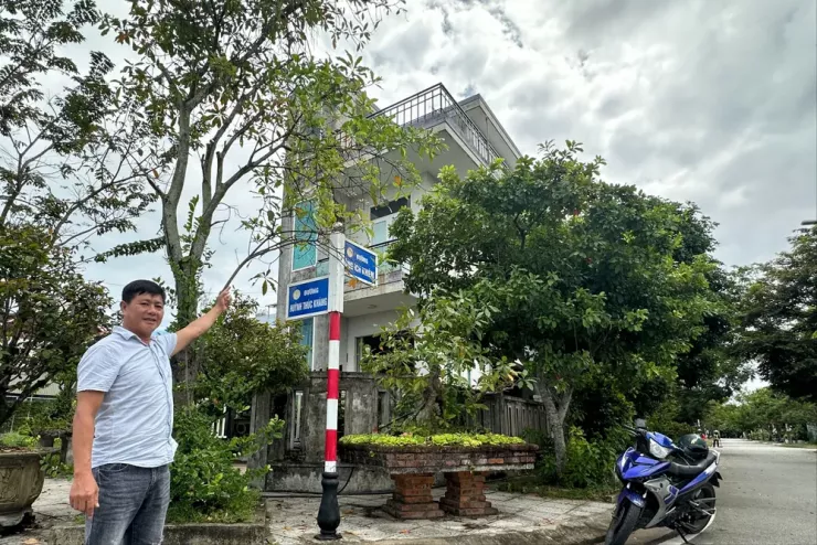 Ông Chính bất lực khi đòi lại căn nhà của mình cho UBND thị trấn Núi Thành thuê. Ảnh: TN