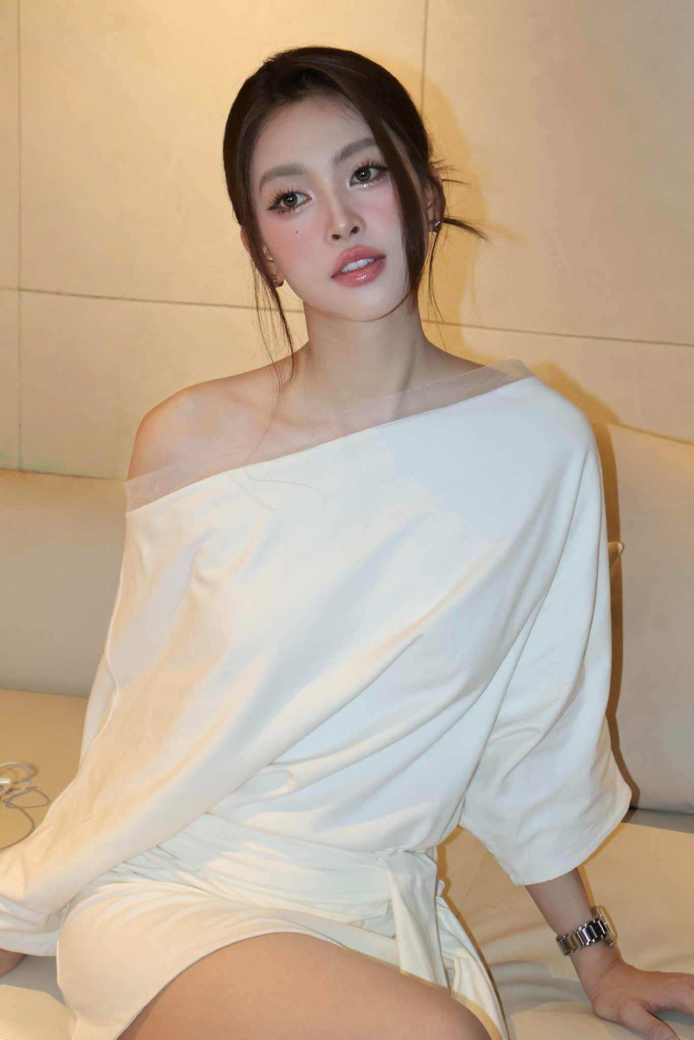 Trang phục &#39;nửa sexy, nửa kín đáo&#39; gây chú ý của Hoa hậu Tiểu Vy - 8