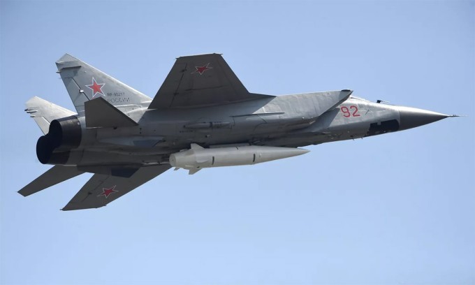 Tiêm kích MiG-31 mang tên lửa siêu vượt âm Kinzhal tháng 5/2018. Ảnh: BQP Nga