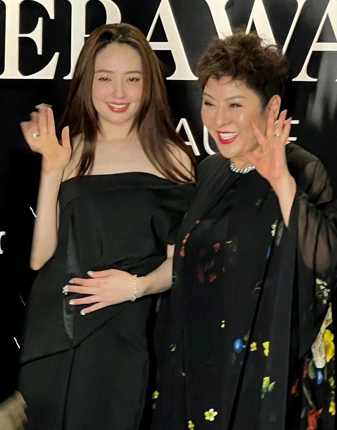Quách Bích Đình và mẹ chồng, Trần Lam. Ảnh: Weibo