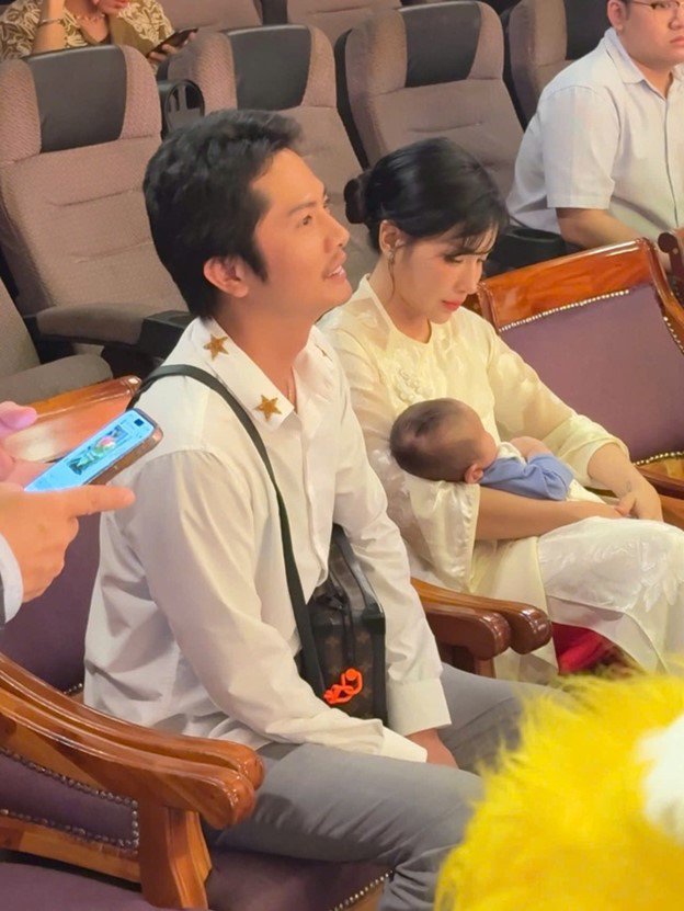 Khả Như bồng một em bé và ngồi bên cạnh Huỳnh Phương khiến cộng đồng mạng xôn xao.