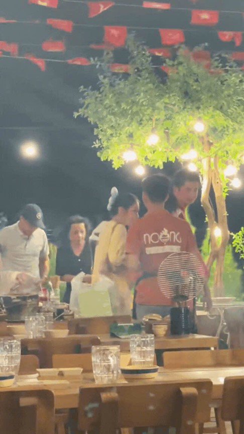 5 tháng trước, Huỳnh Phương bị bắt gặp xuất hiện đi ăn với gia đình của Khả Như.