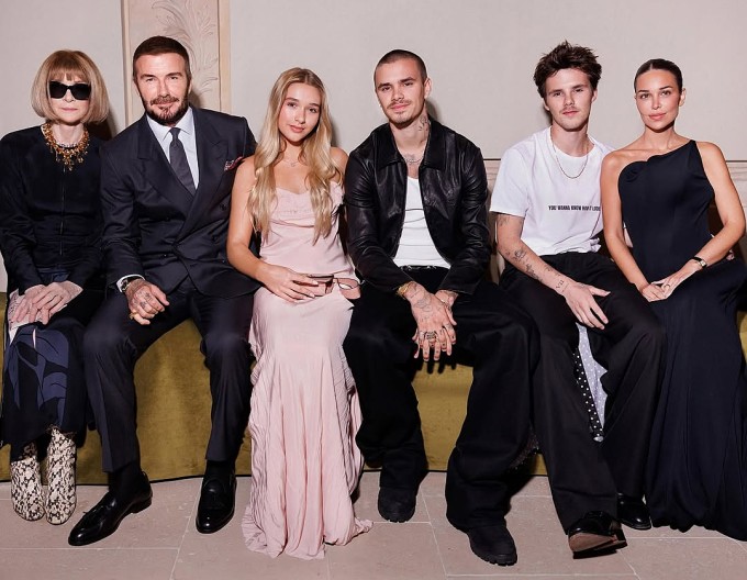 Cruz Beckham bên bạn gái Jackie Apostel (phải) cùng anh trai Romeo, em gái Harper, bố David Beckham và tổng biên tập tạp chí Vogue Anna Wintour tại show của Victoria Beckham hôm 3/10. Ảnh: Instagram Victoria Beckham