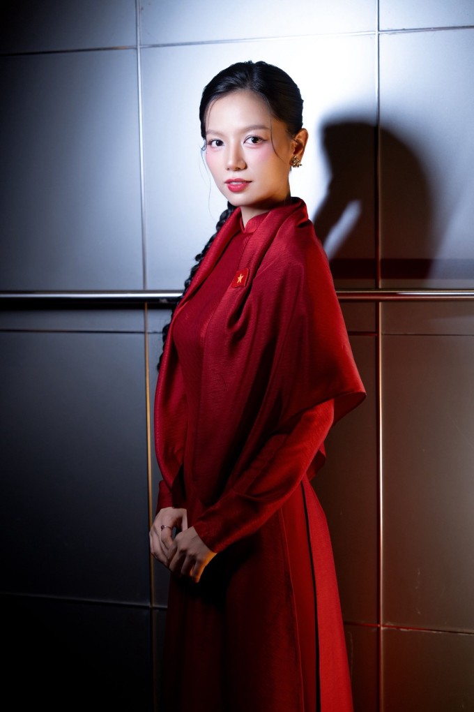 Hạ Anh được khen khi mặc áo dài đỏ, tô son đỏ.