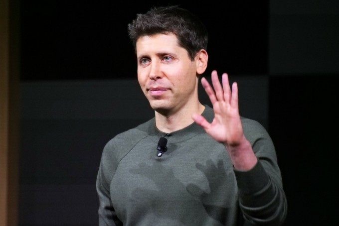 Sam Altman, CEO OpenAI, vẫy tay tạm biệt tại OpenAI DevDay ở San Francisco tháng 11/2023. Ảnh: GeekWire/Todd Bishop