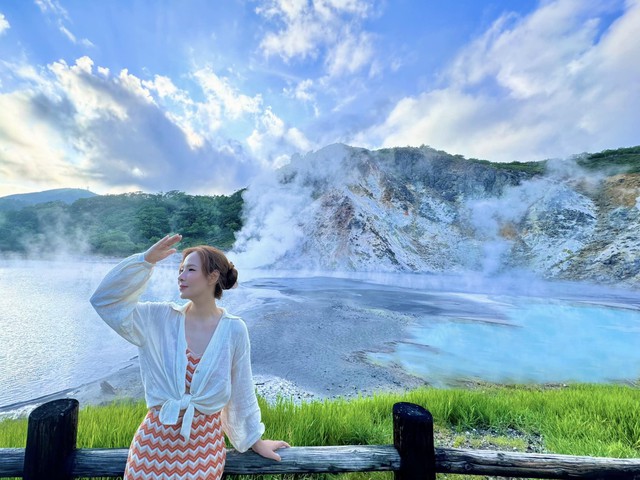 Hay khi đi du lịch châu Âu, MC Đan Lê diện váy liền thần nhẹ nhàng mix cùng áo sơ mi chất liệu linen dễ chịu.