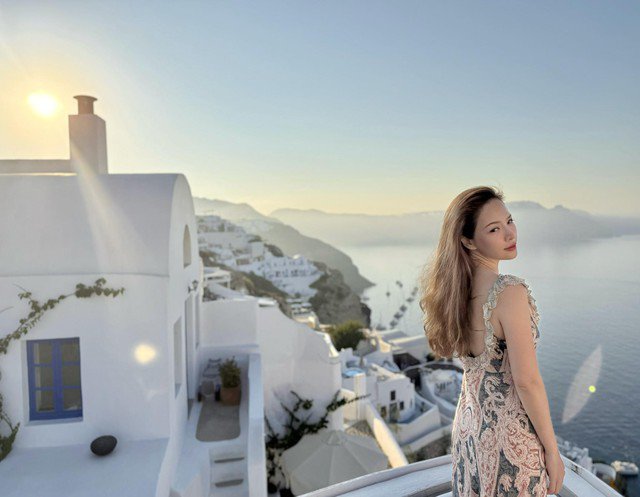 MC Đan Lê ở hình ảnh khác lại hóa thân thành nàng thơ khoe 3 vòng tinh tế và gợi cảm với váy 2 dây thiết kế "bánh bèo" nữ tính.