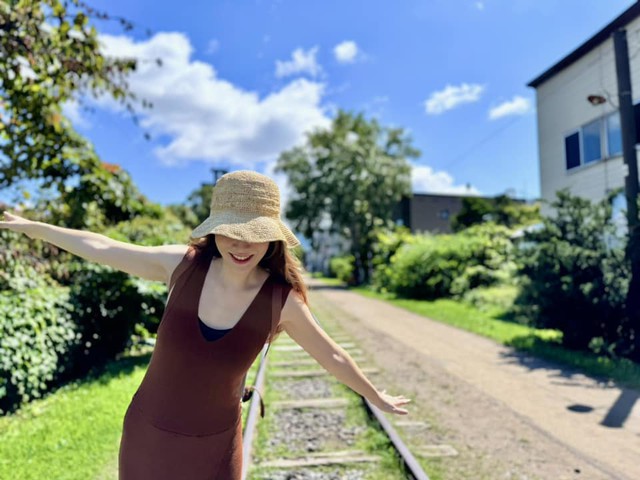 Có lúc Đan Lê đơn giản với váy chất liệu thun, không họa tiết đơn giản.