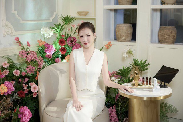 MC Đan Lê khi đi làm lại lựa chọn chân váy cùng áo sơ mi sát nách đồng màu dễ chịu và không kém phần tinh tế. Style đi làm ngày thu kiểu Đan Lê lựa chọn được nhiều chị em công sở tham khảo.