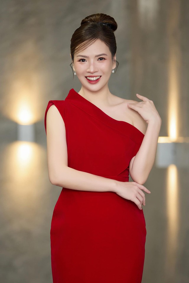 Đôi lúc cô diện đầm đỏ, điểm nhấn là phần cut-out ở vai khá tinh tế.