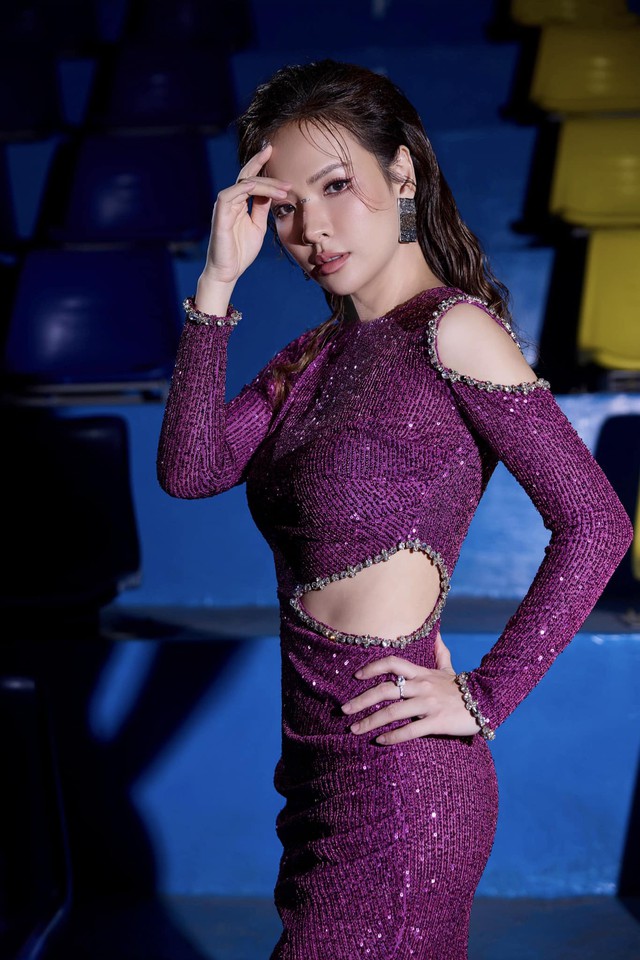 MC Đan Lê cũng không ngại thay đổi bản thân khi "lột xác" thành người phụ nữ giàu sang và quyền lực. Trong hình cô diện đầm sequin ánh tím bó sát với phần cut - out ở eo vừa gợi cảm mà vẫn tinh tế.