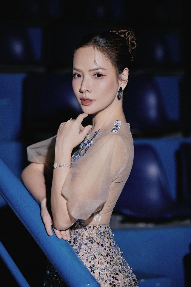 Đan Lê gợi cảm và sang trọng với đầm đính đá và hoa tai tối màu bí ẩn.