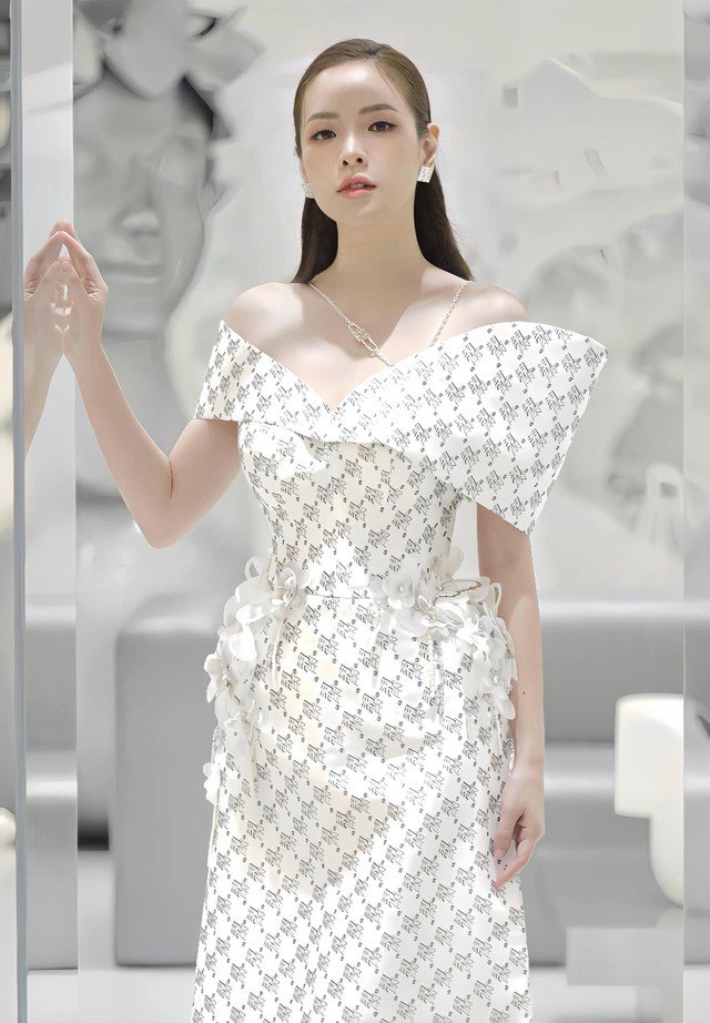 MC Đan Lê vừa yêu kiều, vừa thanh thoát trong thiết kế cut-out khoe bờ vai dịu dàng.