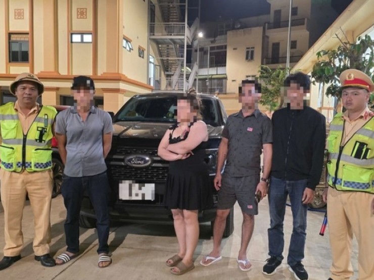 Xác định danh tính người hùng hổ đánh tài xế xe tải sau khi va chạm