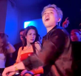 Diệp Lâm Anh bị tóm khoảnh khắc nhăn mặt khó chịu, lùi về phía sau và nhìn chằm chằm vào DJ.